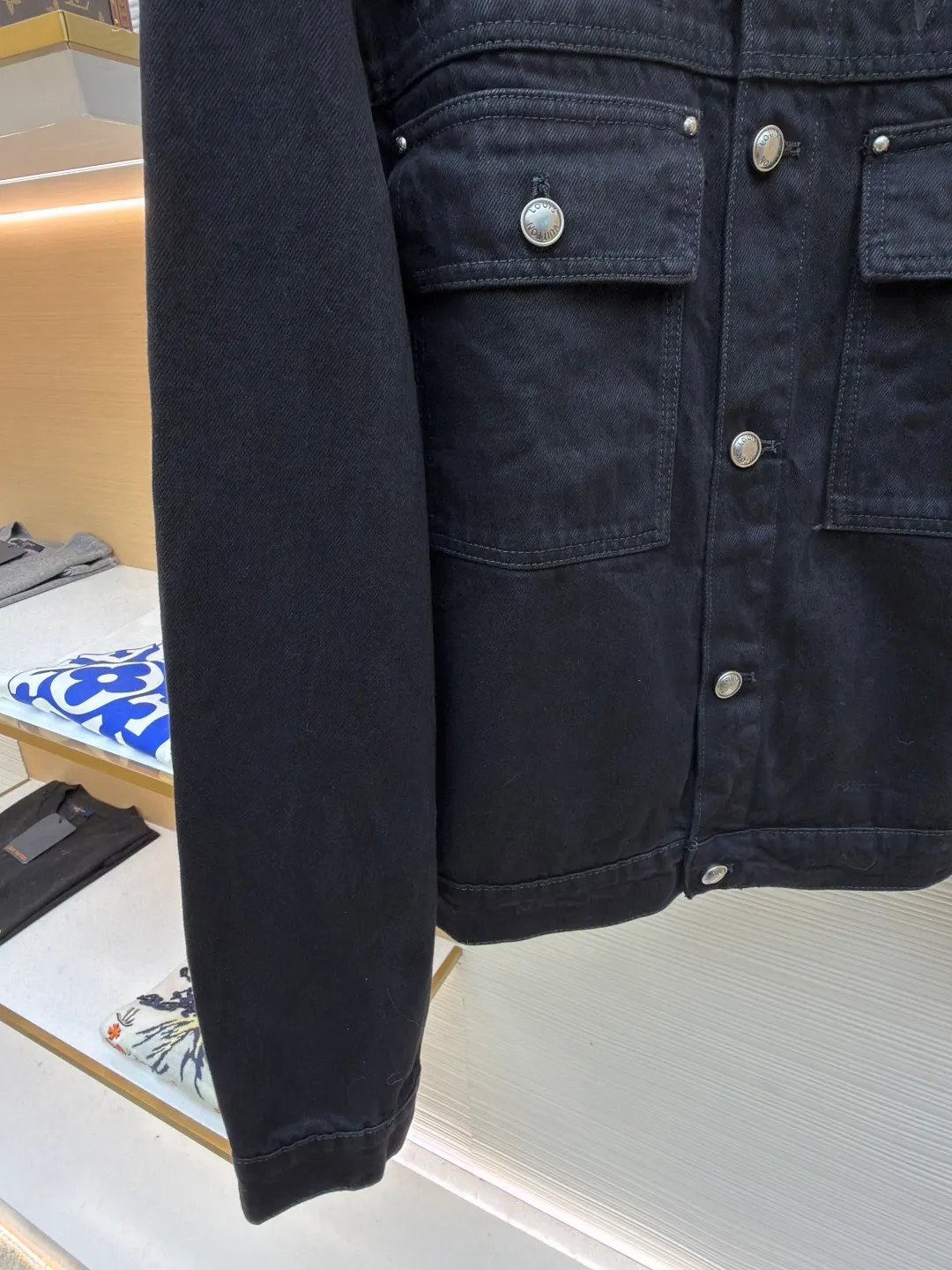 LOUIS VUITTON washed ripped denim jacket ●Authentic product: Purchased and developed by 25703 ●Item number: 1682311-B95 ●Fabric: pure cotton exclusive denim material ●Technology: laser burning ●Version: fitted version ●Weight: about 1205 grams ●Size: 48-59-52-54 ●Description: This destroyed detail is really cool. This washed denim truck elevates a classic silhouette with contrasting Monogram detailing front and rear, crafted with an edgy tear effect. This mid-season piece is effortlessly layered and can be worn with matching accessories for an on-trend look.